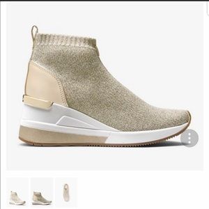 Michael Kors Skyler booty- Gold- LIKE NEW!!